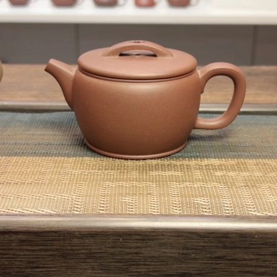 紫砂茶壶黄龙山原矿底槽清半手工（170 cc）