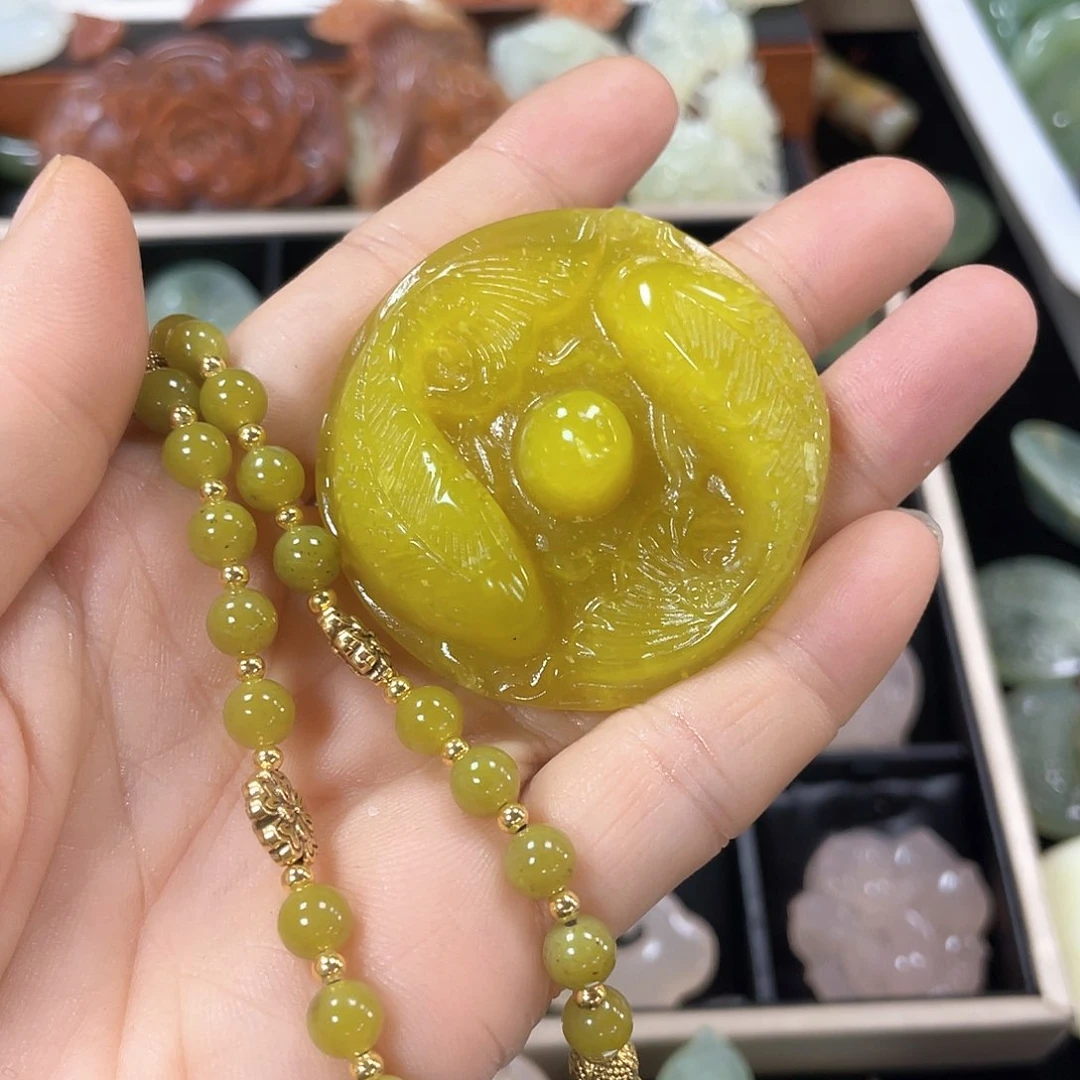 蛇纹石玉颈饰合金