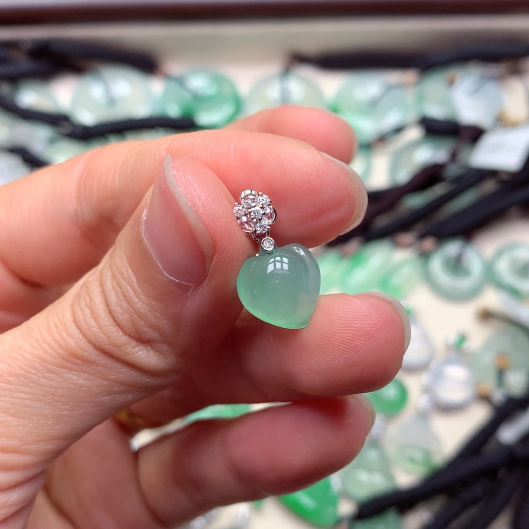 翡翠18K金镶嵌颈饰桃子