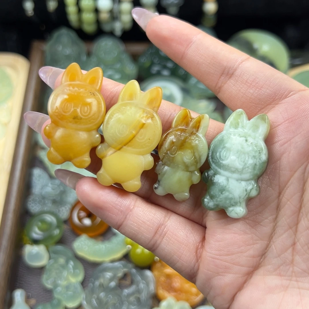 蛇纹石玉未镶嵌颈饰四个拉不不