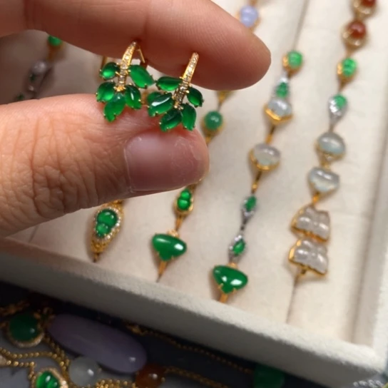 颈饰18K金镶嵌翡翠