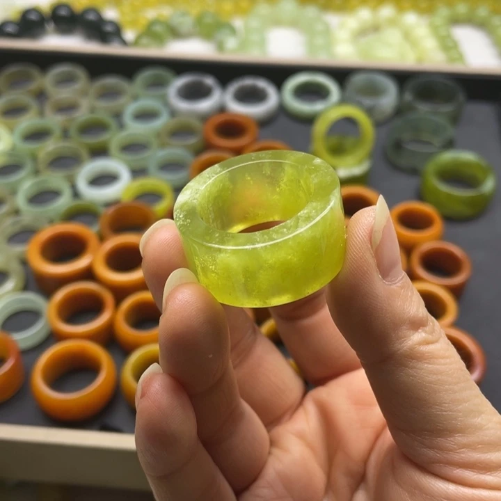 蛇纹石玉扳指未镶嵌