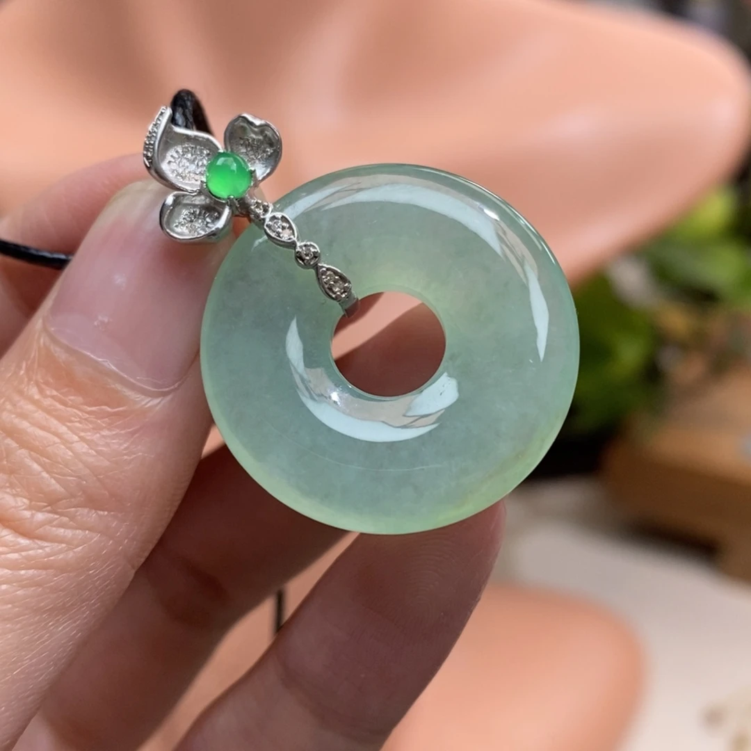 翡翠18K金镶嵌颈饰吊坠