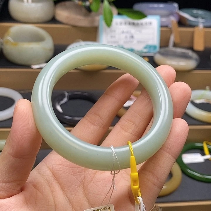 未镶嵌手镯和田玉巴**拉