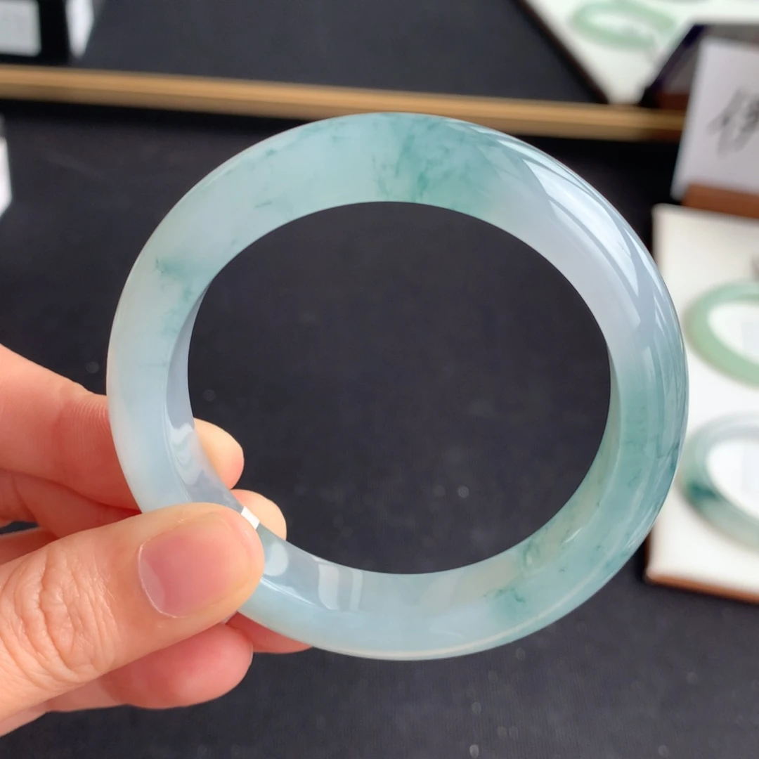 翡翠手镯未镶嵌古典意境美