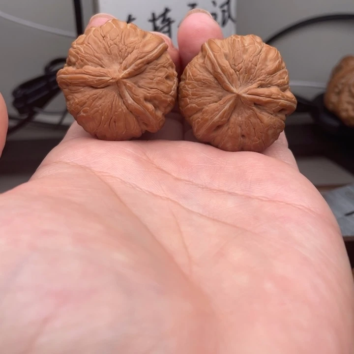 文玩核桃把件35元宝三棱尖微修