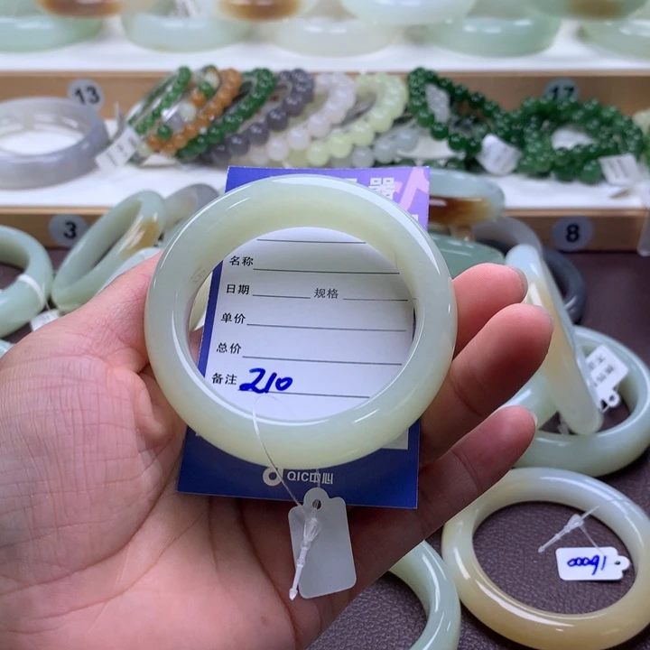 和田玉未镶嵌手镯