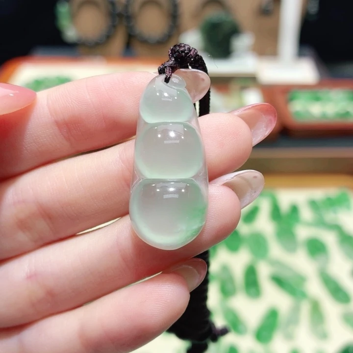 石英质玉（非洲翠）未镶嵌颈饰