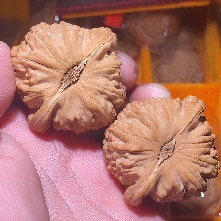 给***口吊坠桃核白狮子狮子头