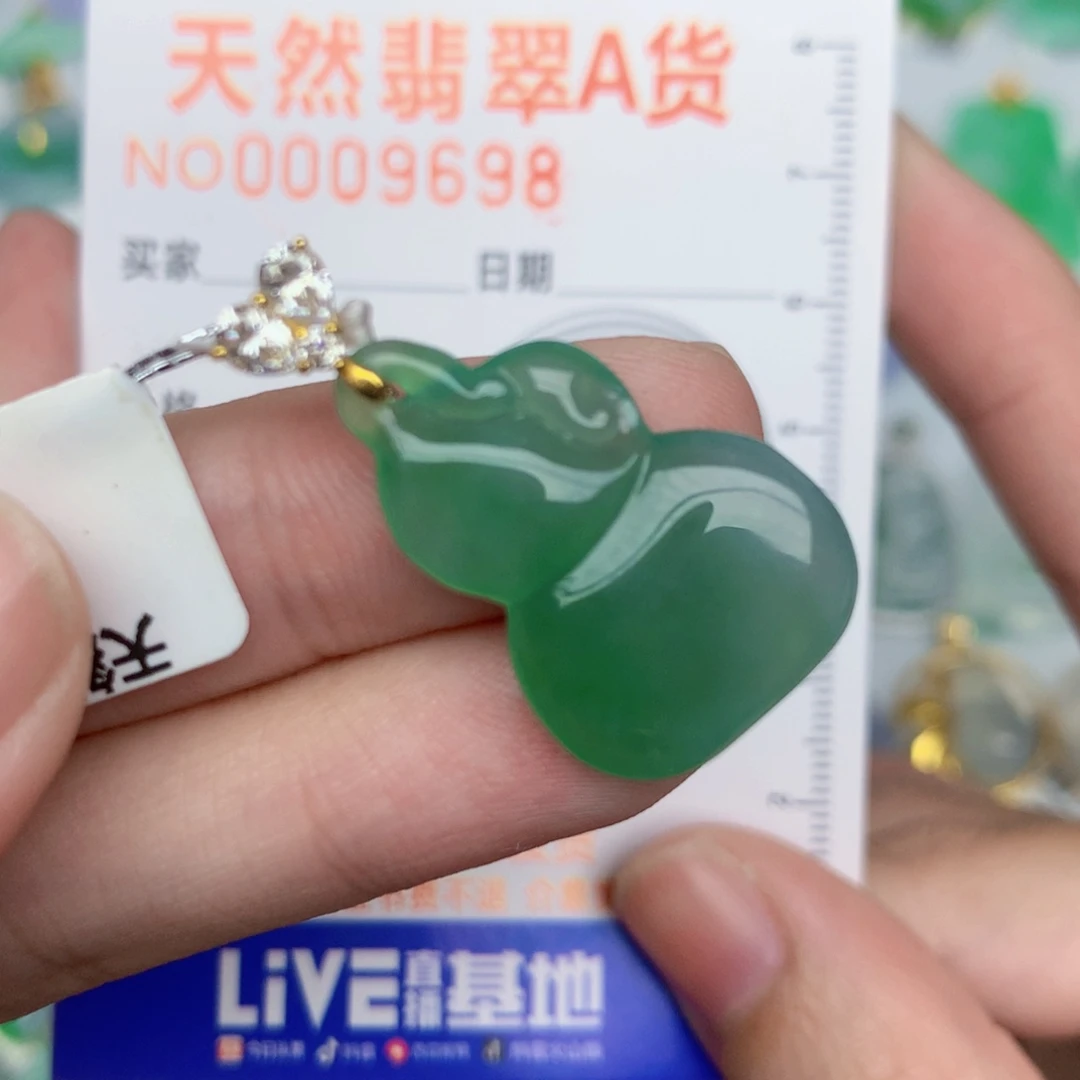 翡翠18K金镶嵌颈饰葫芦
