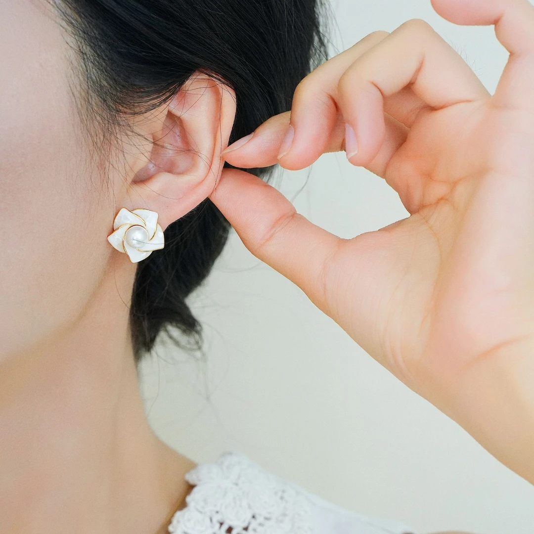 铜合金耳饰 白色花朵耳钉女轻奢高级感气质上班通勤大气山茶花