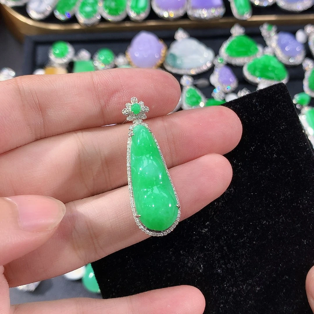 翡翠18K金镶嵌颈饰