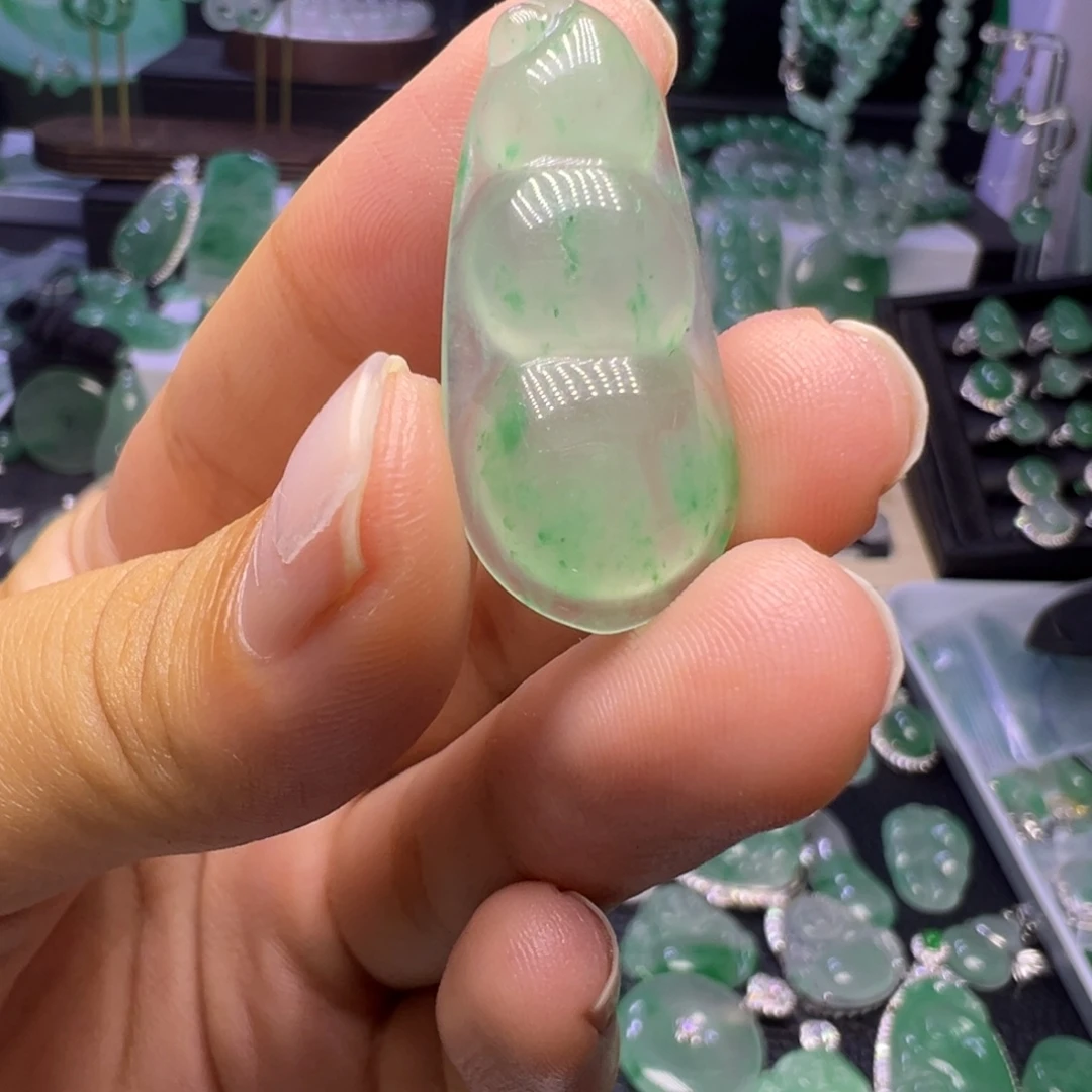 石英质玉（非洲翠）未镶嵌颈饰