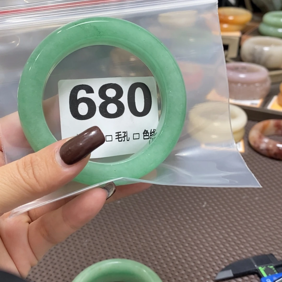 艳***石英岩玉未镶嵌手镯