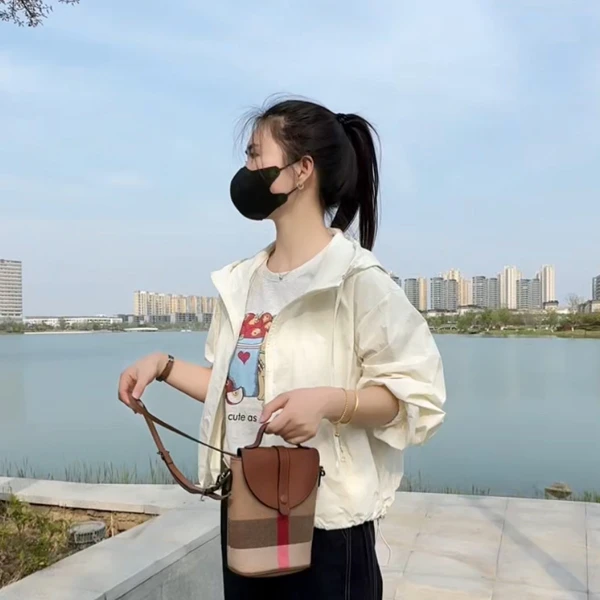 春夏连帽防晒衣短款外套女2025单层薄款拉链设计感小众百搭上衣潮