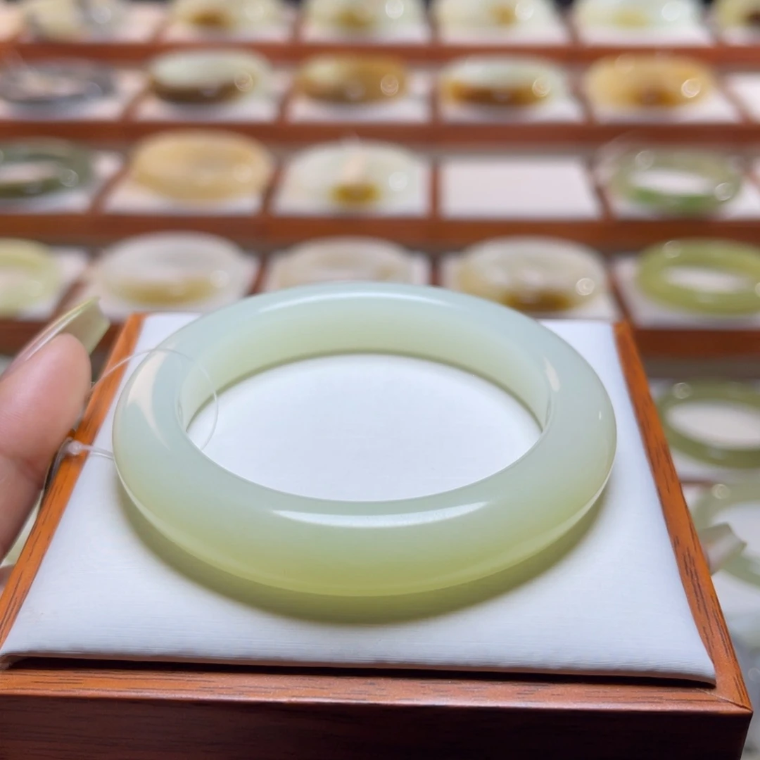 【闪购商品】和田玉手镯未镶嵌初****n