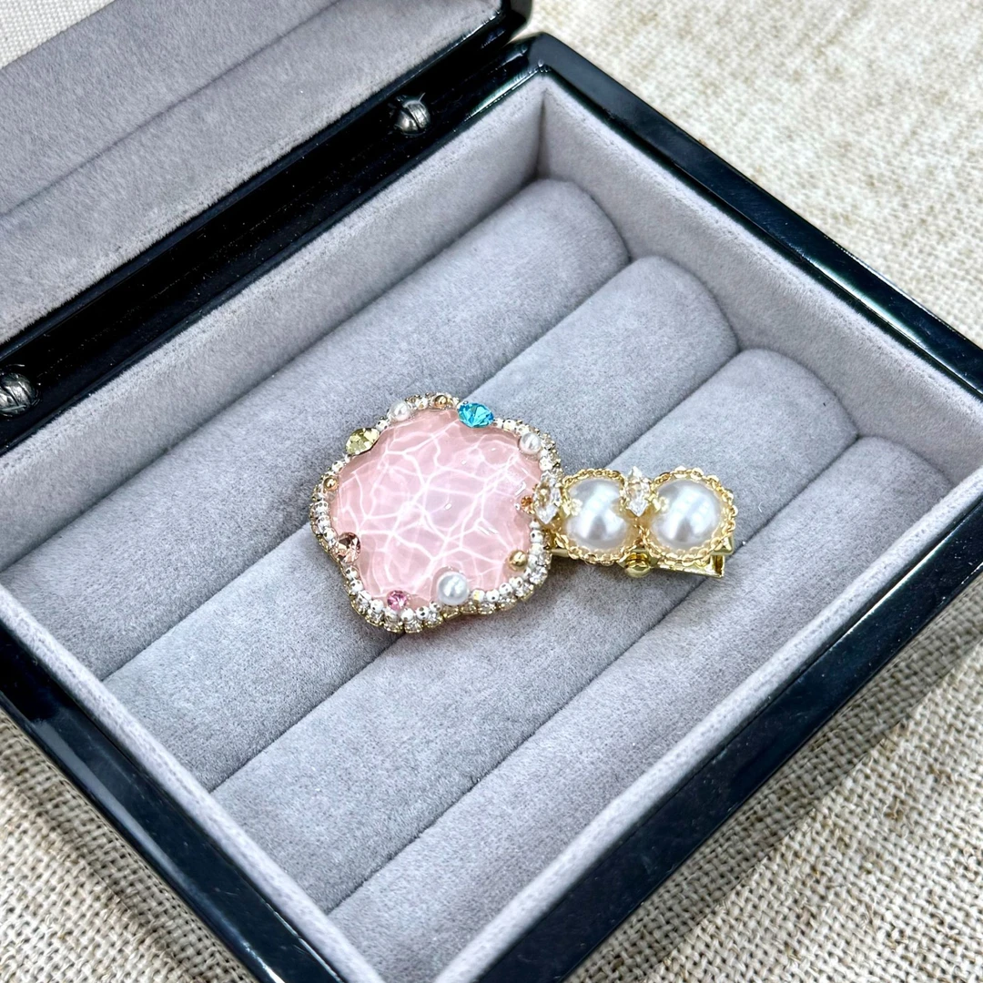 精致感粉色花朵珍珠边夹鸭嘴夹女