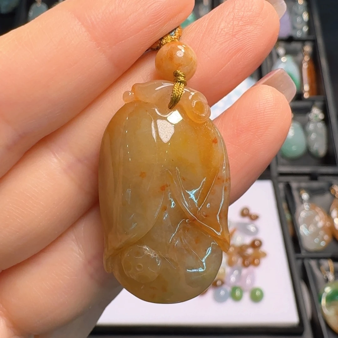 翡翠未镶嵌颈饰玉兰花