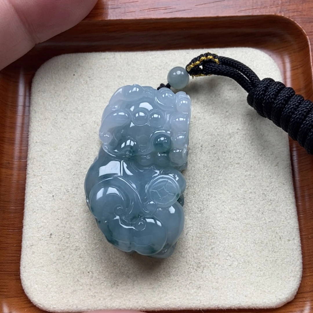 翡翠未镶嵌颈饰霸王貔貅