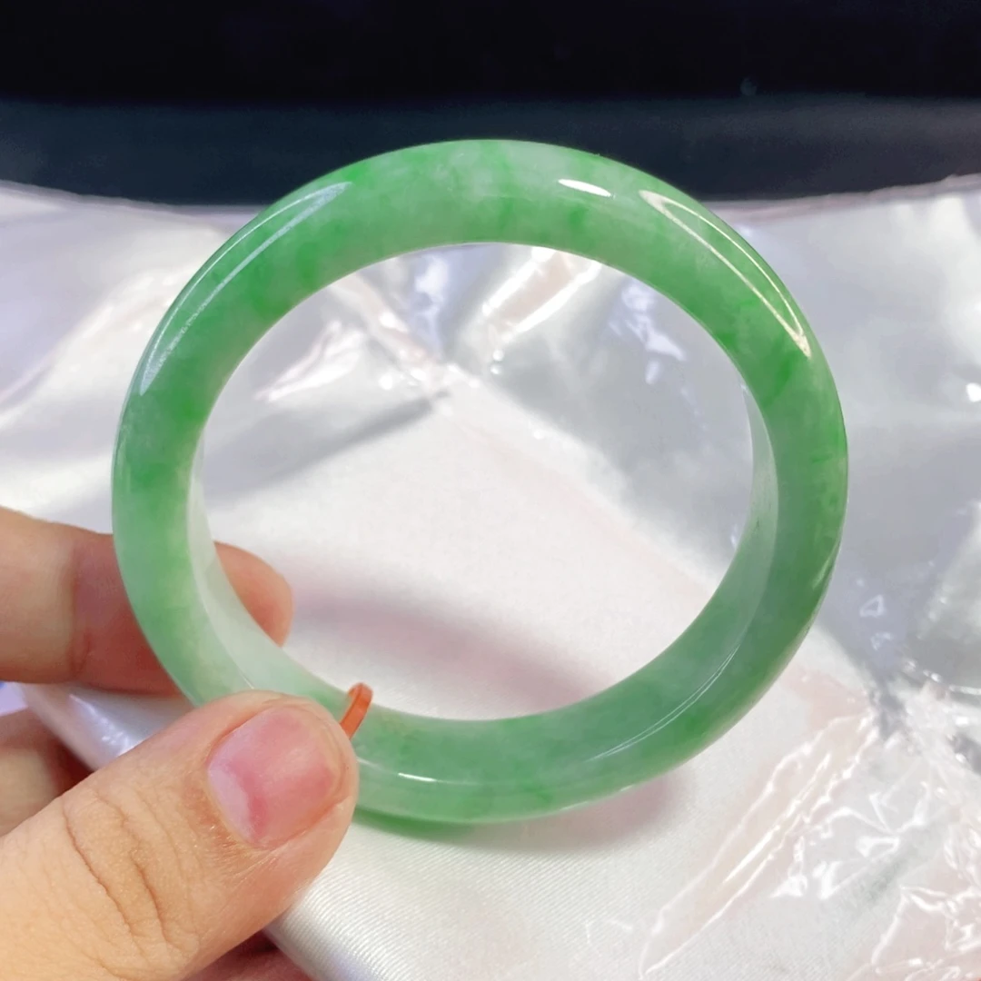翡翠手镯未镶嵌55圈