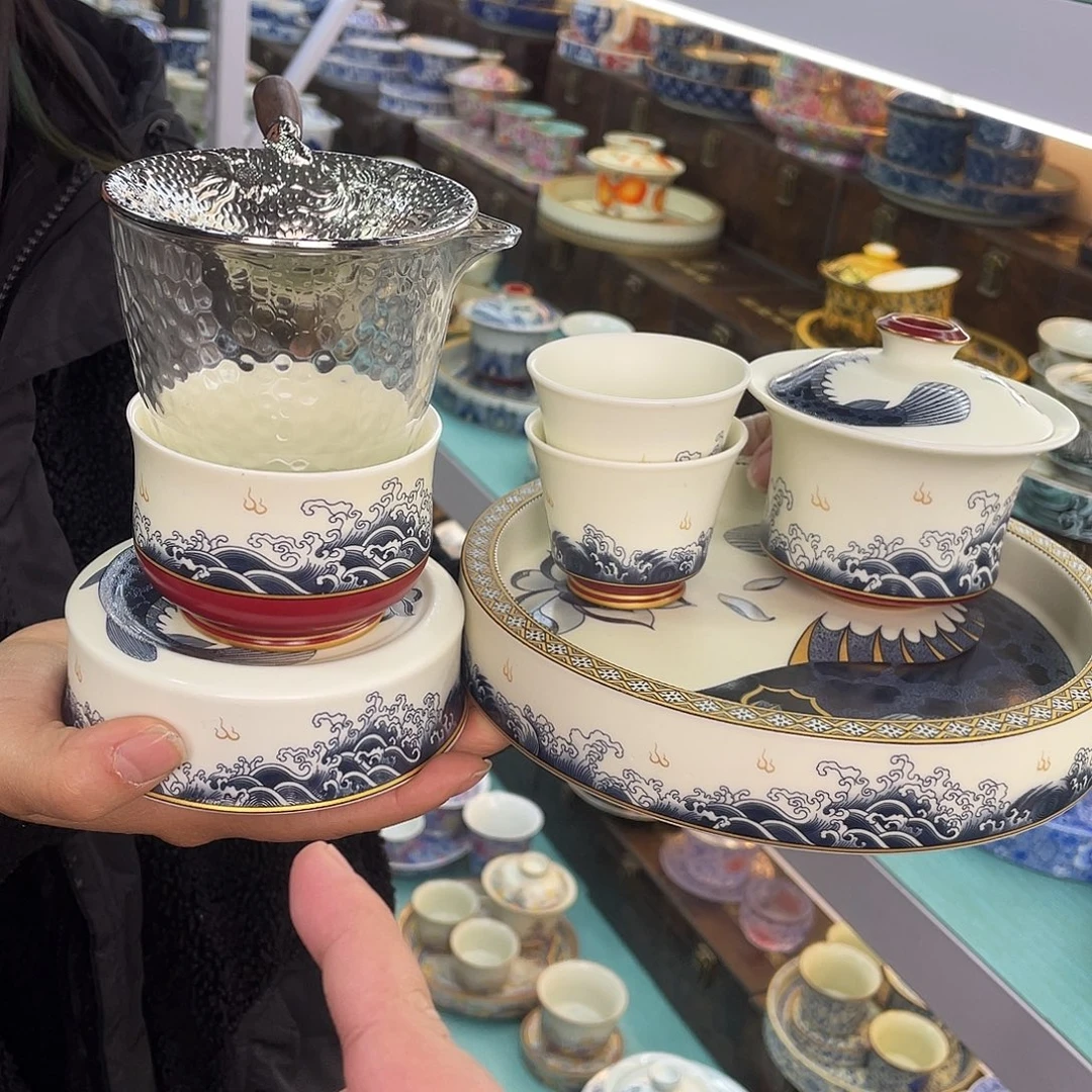 盖碗的形状是由一个小的圆