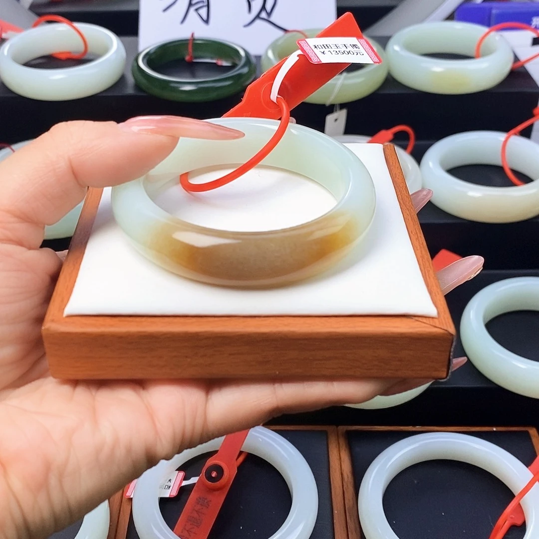 和田玉未镶嵌手镯