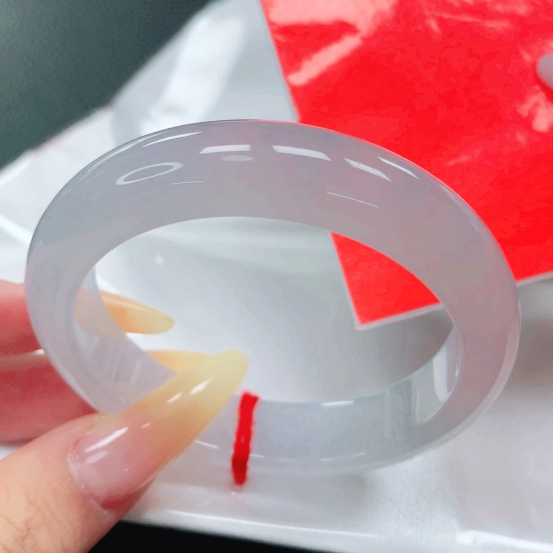 翡翠手镯未镶嵌51。