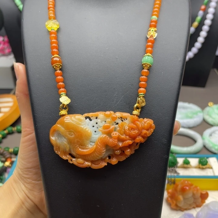 翡翠未镶嵌颈饰红翡翠吉祥如意