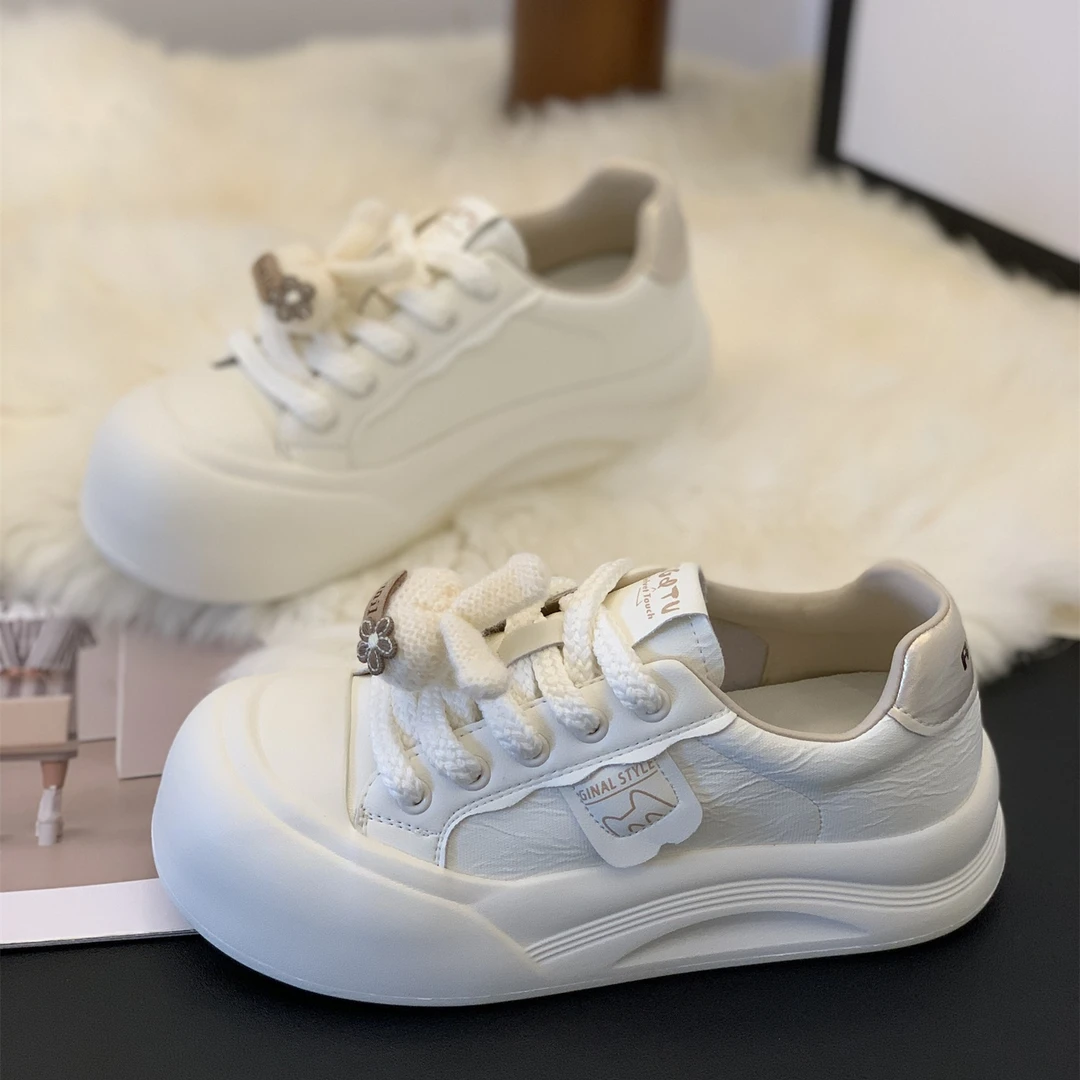 2025秋季新款厚底时尚小白鞋女韩版休闲系带轻便超火学生百搭板鞋