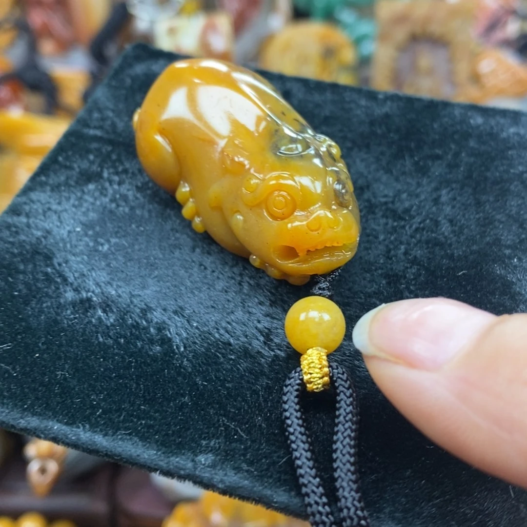 未镶嵌石英质玉（黄龙玉）颈饰