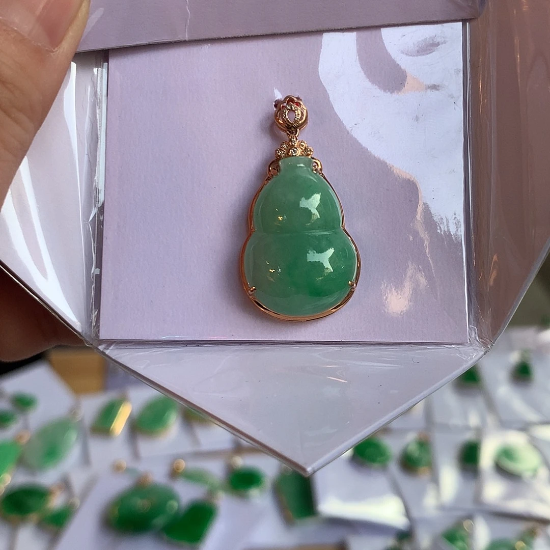 翡翠18K金镶嵌颈饰葫芦