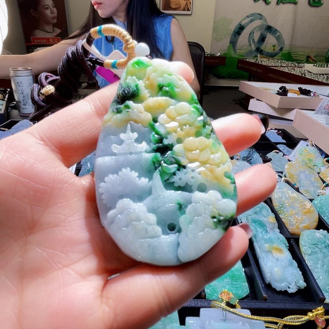 翡翠未镶嵌颈饰一个