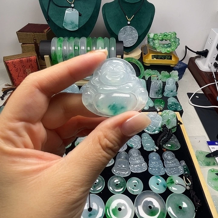 翡翠未镶嵌颈饰佛公