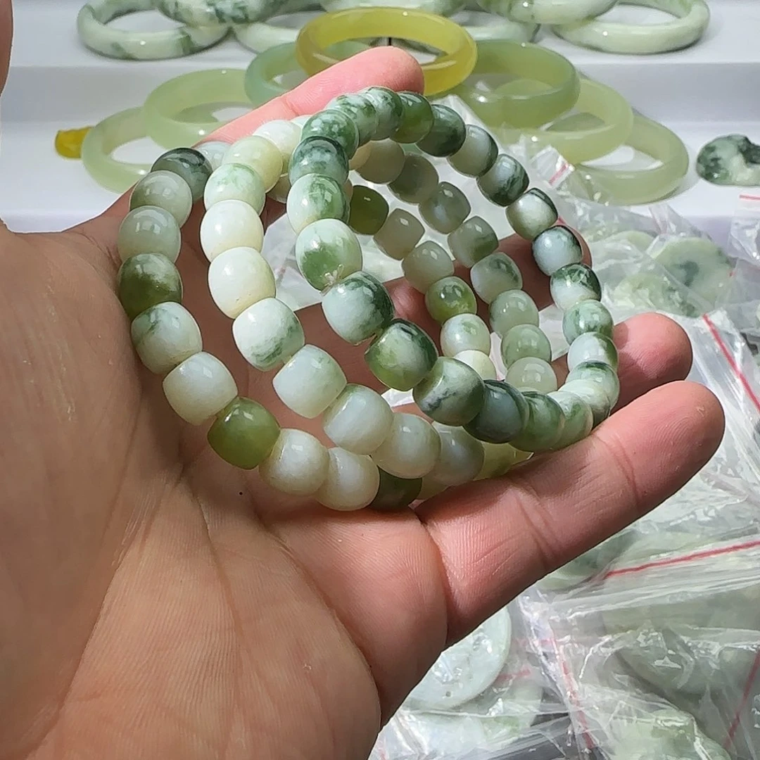 透闪石-蛇纹石玉未镶嵌颈饰