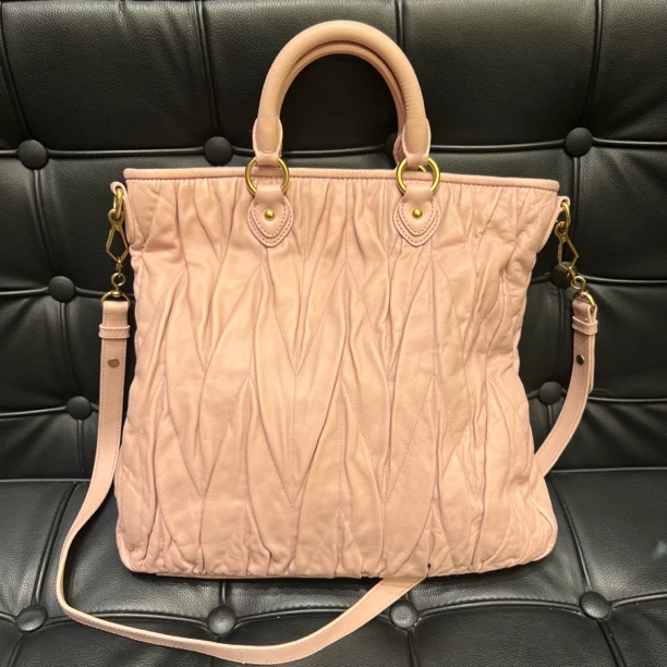 95新 MIU MIU/缪缪 MiuMiu/缪缪粉色褶皱手提斜挎包 D14892
