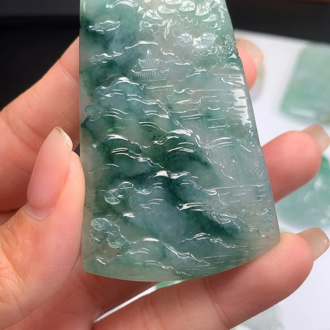 翡翠未镶嵌颈饰山水牌
