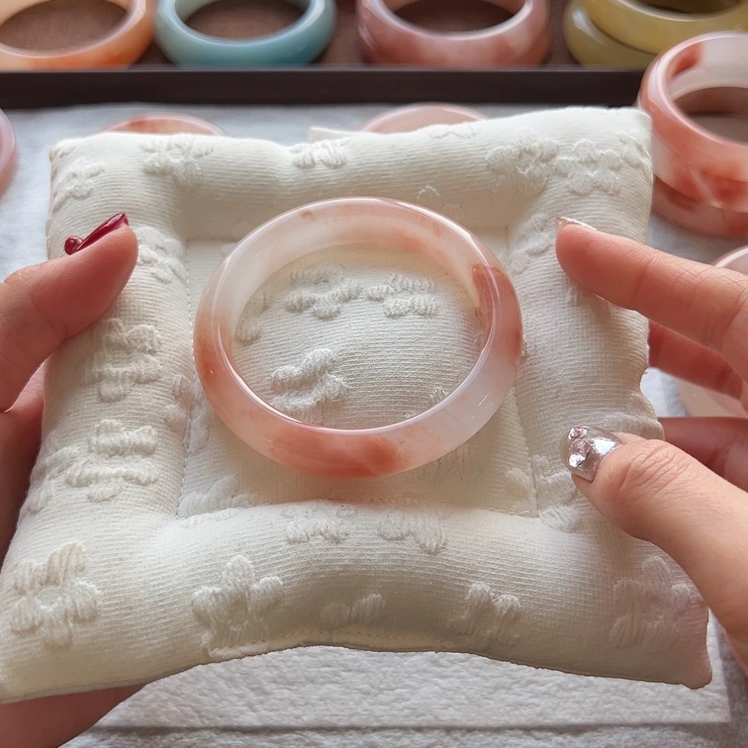 ****气石英质玉未镶嵌手镯