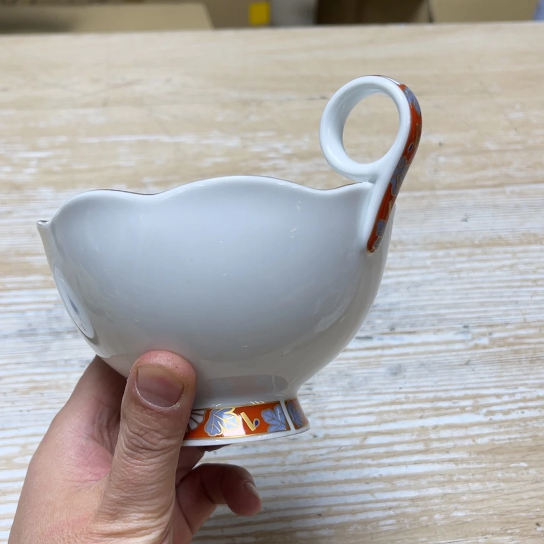 瓷片初**来密密麻麻地排列着一个