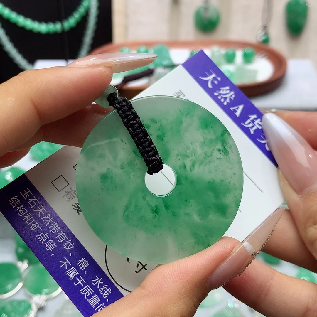 石英质玉（非洲翠）未镶嵌颈饰
