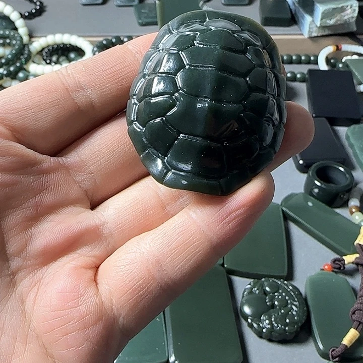 颈饰未镶嵌和田玉（青玉）