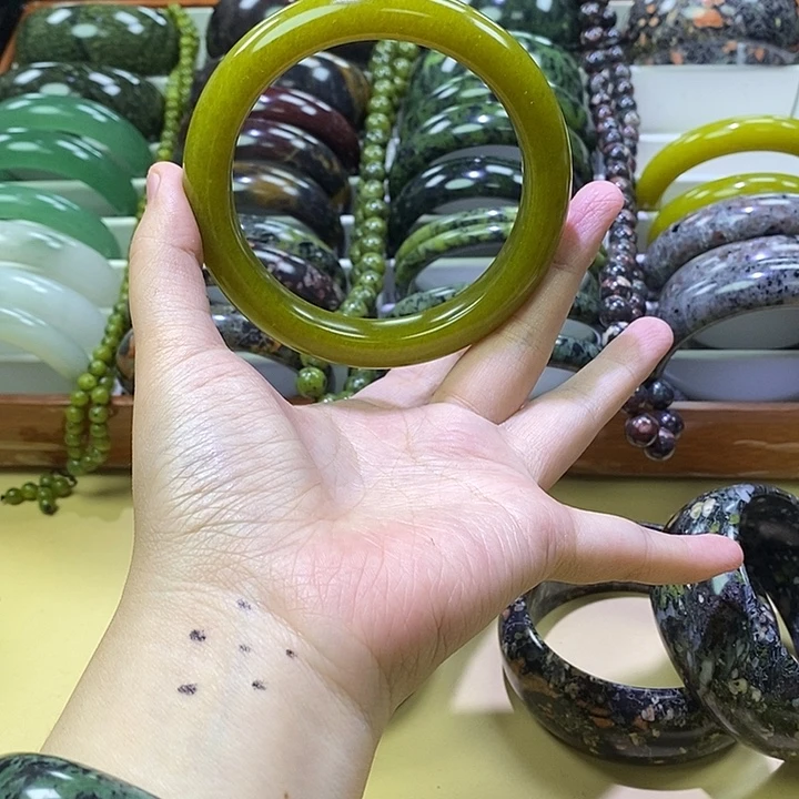 贵***人未镶嵌岫玉手镯14号