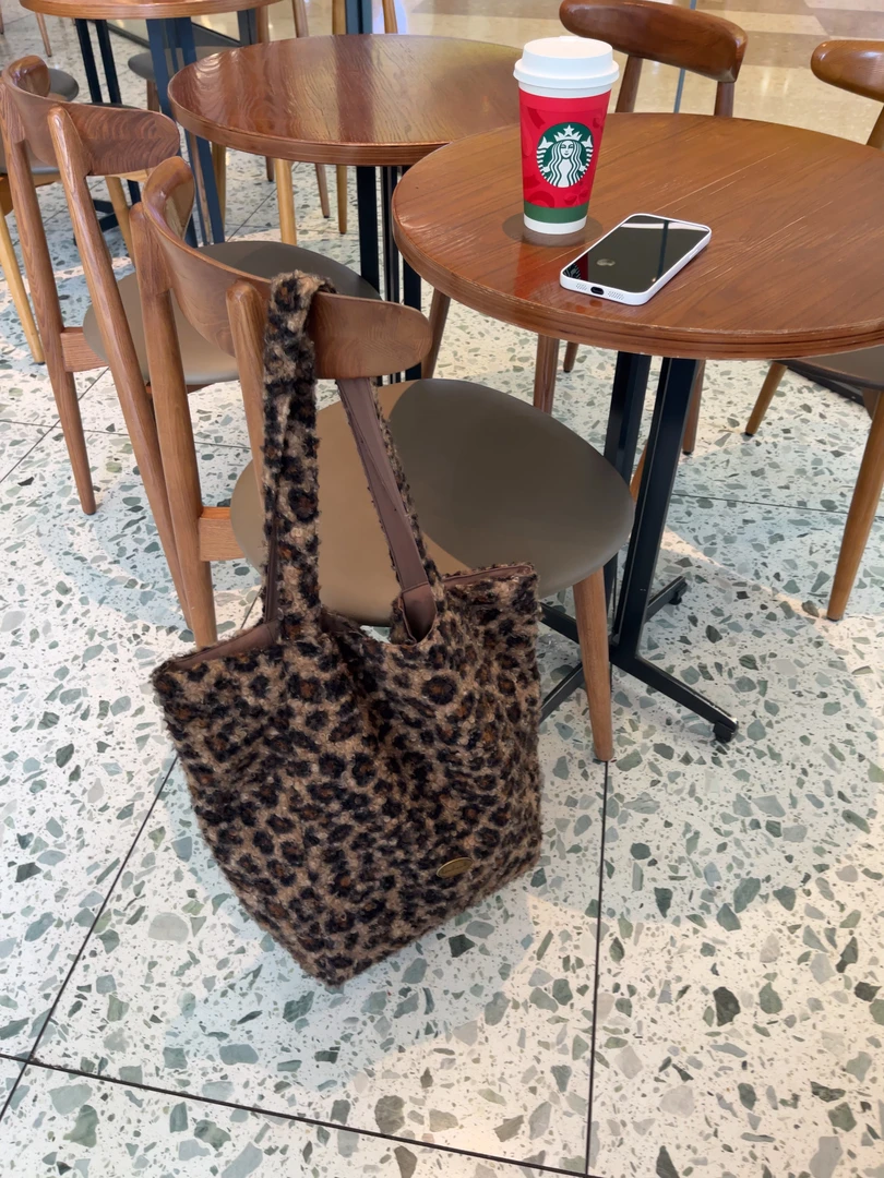 泽家 2025新款冬季毛绒豹纹菱形竖条海盐双面卷毛包包直播链接