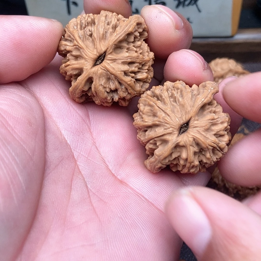 文玩核桃吊坠若*虎头