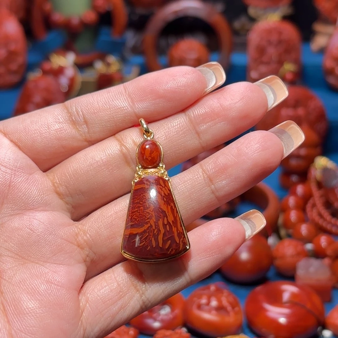 18K金镶嵌雕刻南红玛瑙