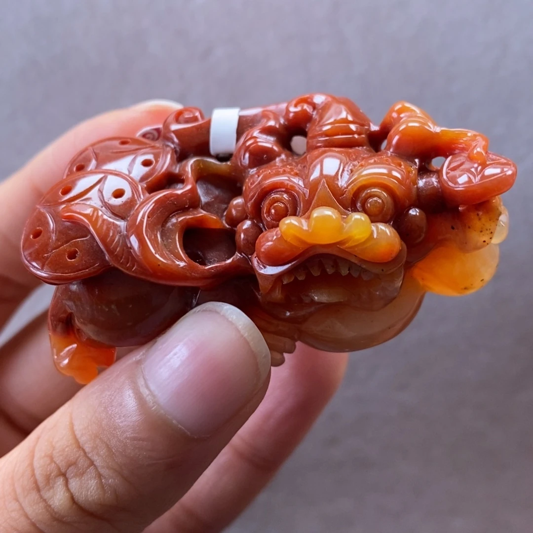 李***云石英质玉（黄龙玉）未镶嵌颈饰