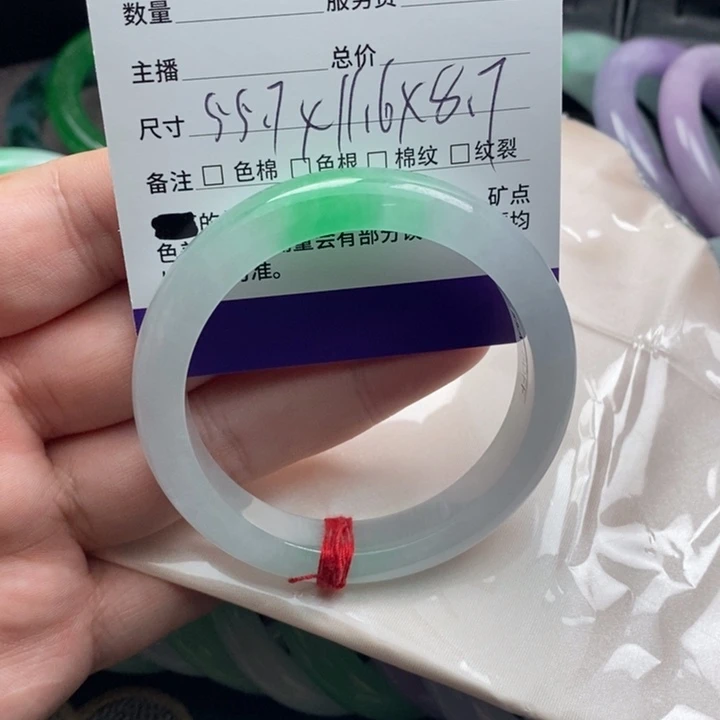 郑***某仿水晶非金属高端手镯时尚百搭款式