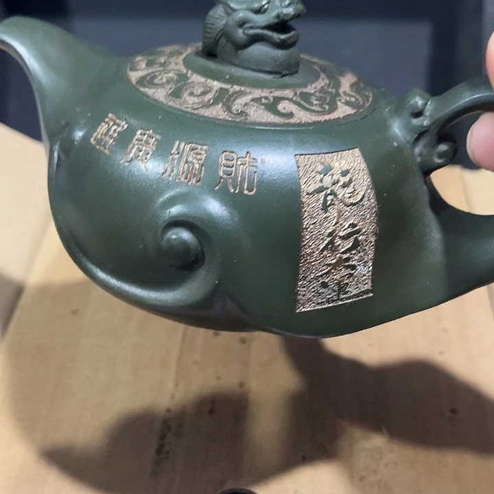 茶壶紫泥原矿泥料手工制作的一把紫砂壶。