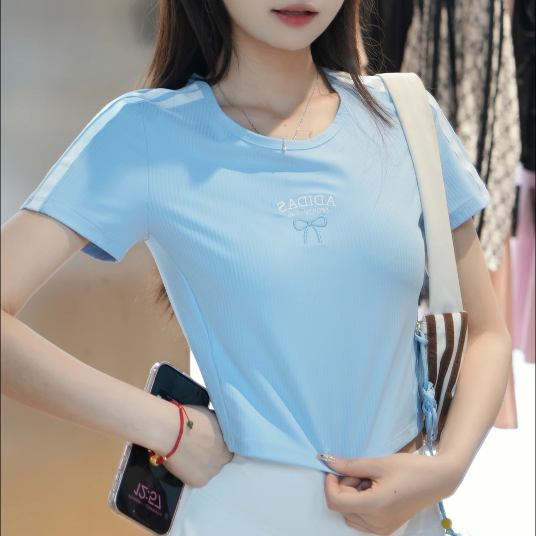 adida阿迪达斯圆领短款蓝色速干修身运动T恤女款KE5792