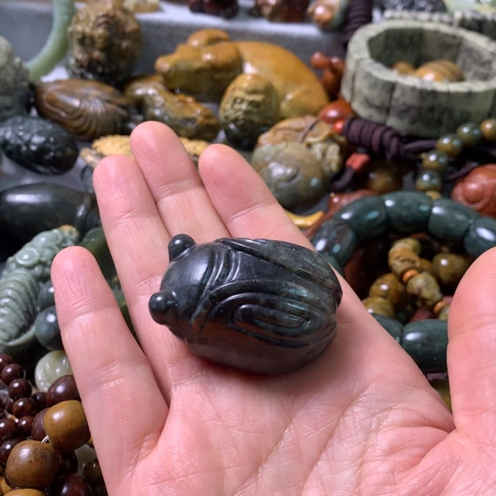 未镶嵌岫岩河磨玉（透闪石质玉）把件