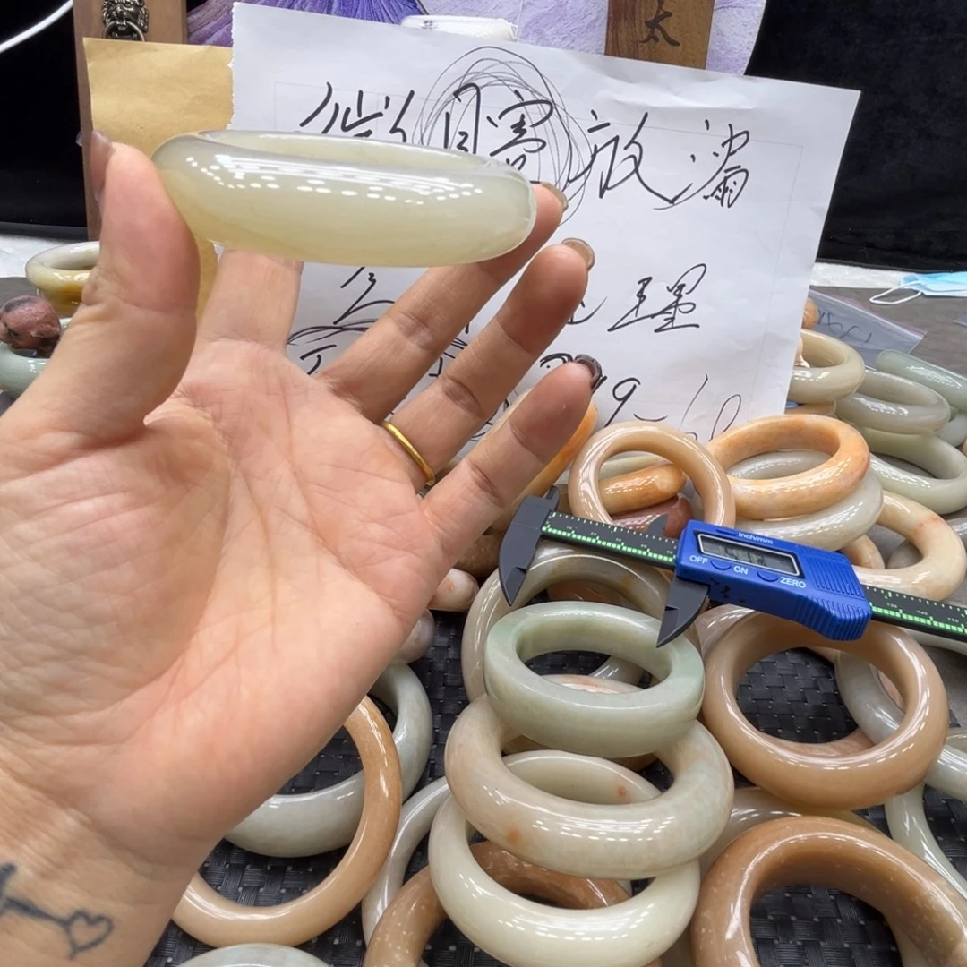 鱼***块石英质玉未镶嵌手镯